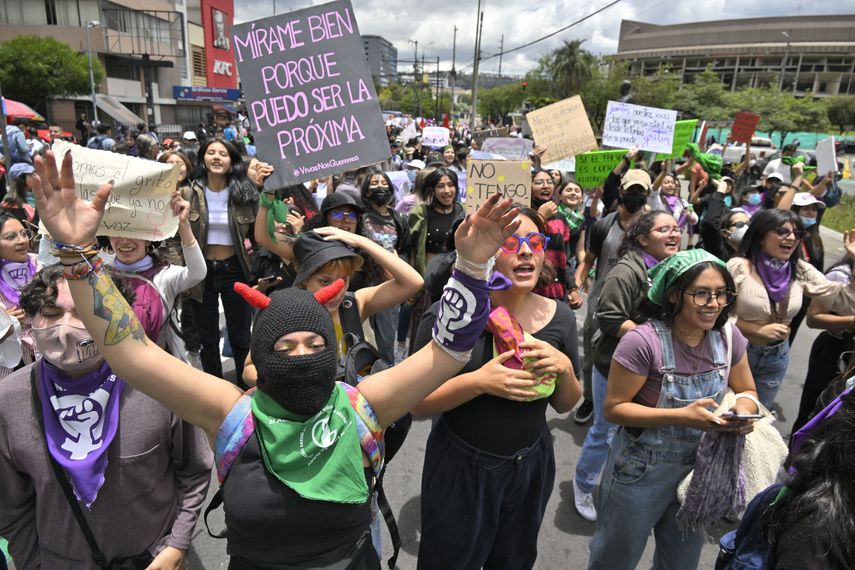 Mujeres protestan contra los feminicidios en Ecuador.