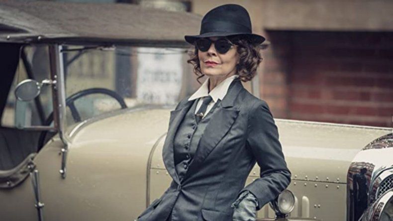 La actriz Helen McCrory murió de cáncer, según informó su marido.