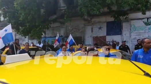 Grupos de transportistas protestan contra proyecto de ley que modificaría la Ley de Transporte.