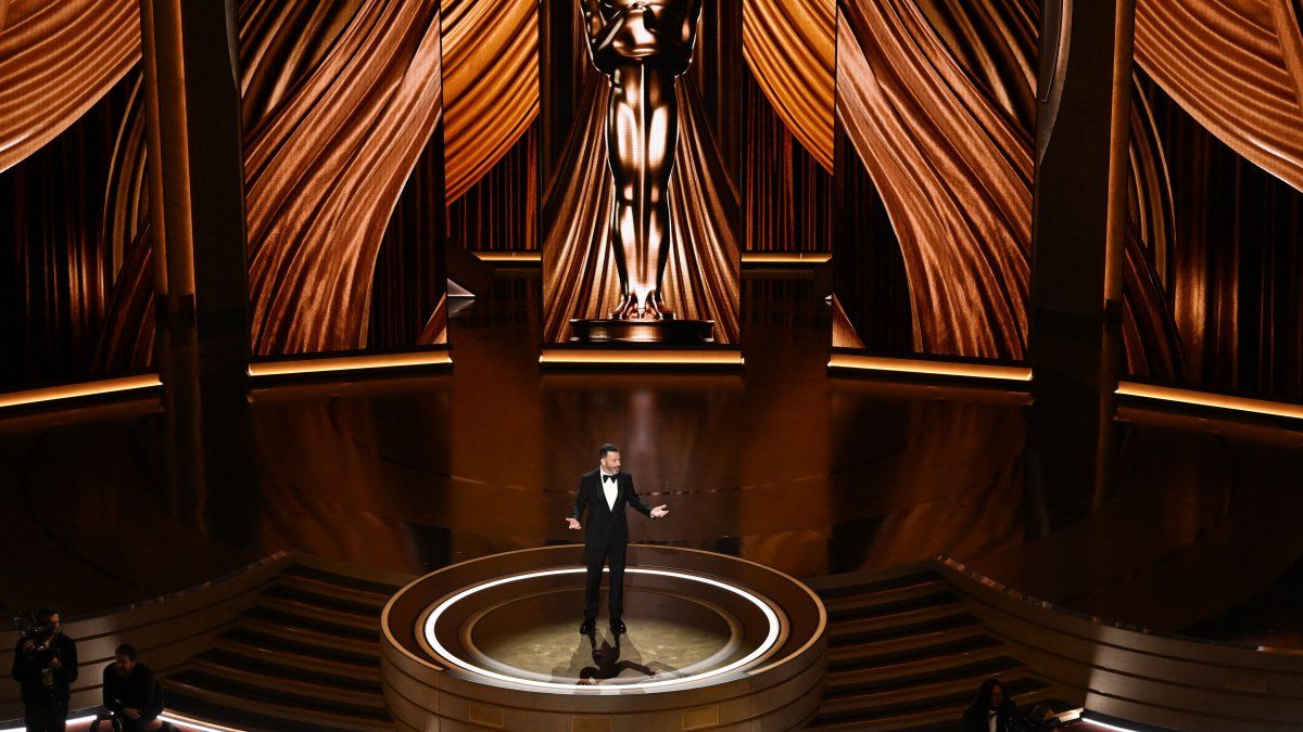 Jimmy Kimmel da la bienvenida a los Premios Oscars 2024.