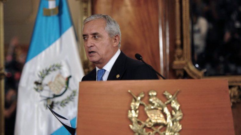 Justicia prohíbe salir del país al presidente de Guatemala