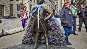 Estatua de niña sin miedo se queda en Nueva York