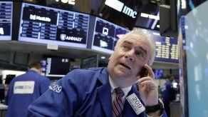 Los precios de las acciones cierran mayormente a la baja