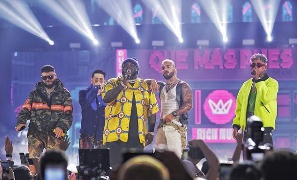 El cantante panameño Sech brilla en los Premios Juventud