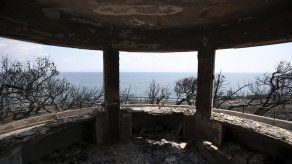 Entierran a víctimas de incendios en Grecia