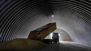 Ucrania y Rusia son dos de los principales proveedores globales de trigo, cebada, aceite de girasol y otros alimentos para naciones en África, Medio Oriente y partes de Asia en donde millones de personas no tienen lo suficiente para comer. Rusia también era el principal exportador a nivel mundial de fertilizante antes de la guerra.&nbsp;