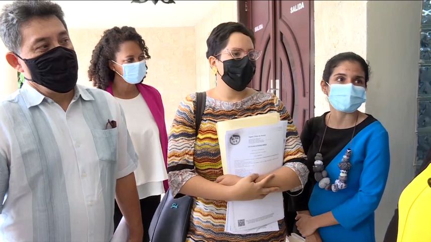 Los ambientalistas en su arribo a la Corte Suprema de Justicia de Panamá.