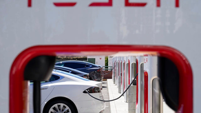 Tesla anuncia a sus empleados que reducirá su plantilla global más de 10 %.