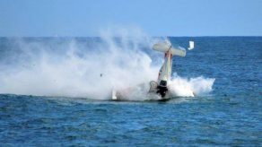 Autoridades dominicanas rescatan avión que cayó al mar y causó 2 muertes
