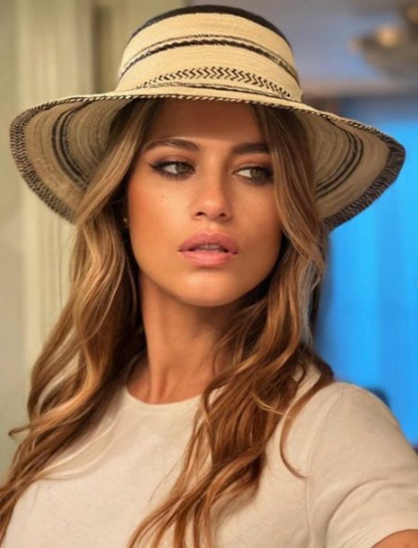 Cantante Lola Ponce está en Panamá y posa con orgullo su Sombrero Pintao