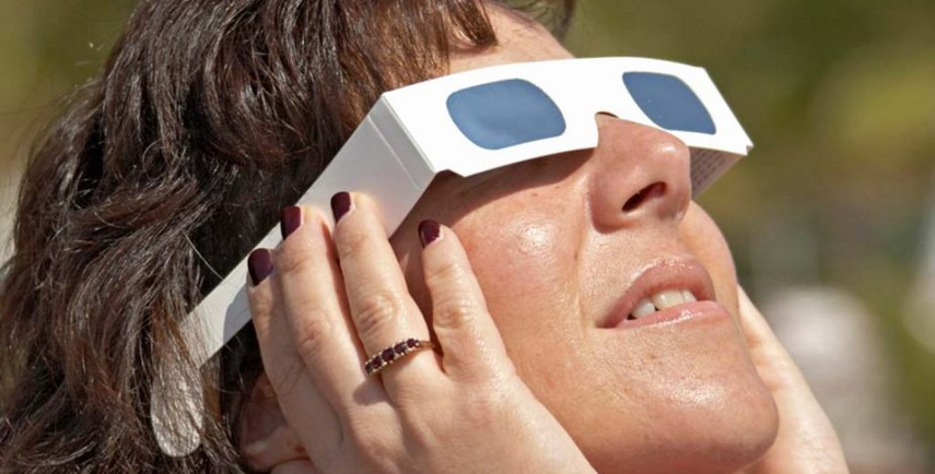 Lentes protectores y especializados para ver eclipses. Lentes protectores y especializados para ver eclipses.
