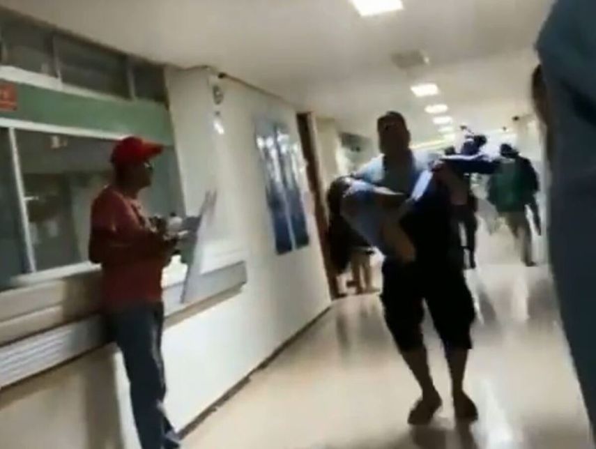 Imágenes difundidas en redes mostraron el nerviosismo que hubo dentro del centro de salud