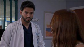 Carlos Pérez conversa con Helena.