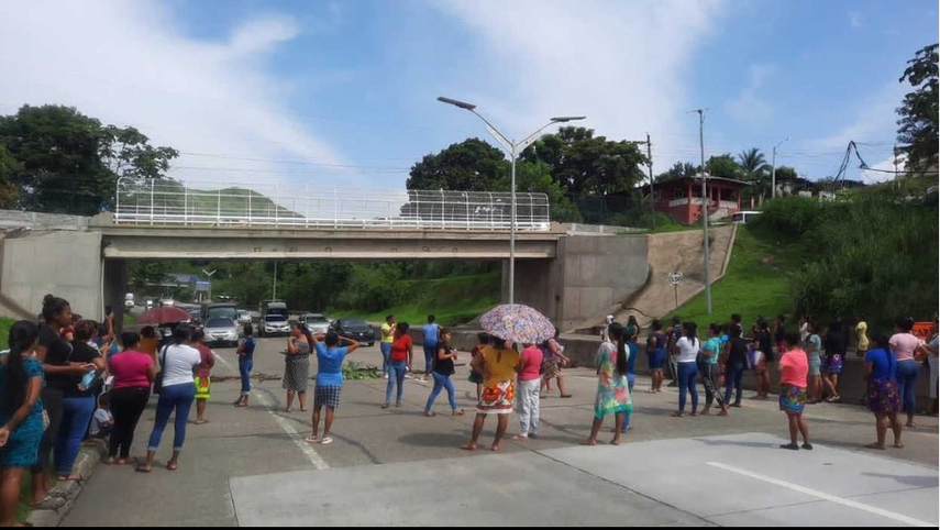 Autopista Panamá-Colón cerrada por protestas de padres de familia.