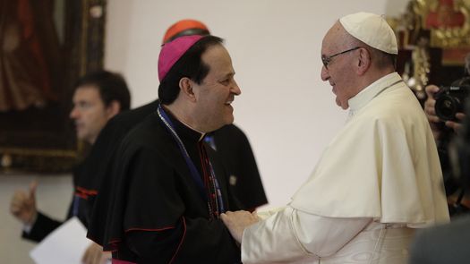 Al monseñor Ricardo Tobón, Arzobispo de Medellín, que aparece en esta foto, le