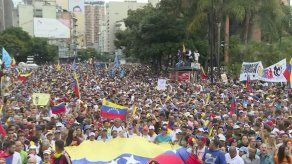 Multitudes de opositores y oficialistas marchan bajo tensión en Venezuela