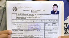Rodrigo Duterte presentó su candidatura a senador ante la Comisión de Elecciones antes de que venciera el plazo límite para candidatos.