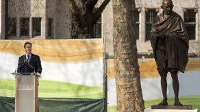 Instalan una estatua de Gandhi frente al Parlamento británico