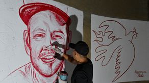 El artista comienza a plasmar el rostro del rapero Residente, y la Paloma de la paz del pintor español Pablo Picasso.