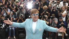 Putin dice que Elton John se equivoca respecto al trato a los LGBT en Rusia