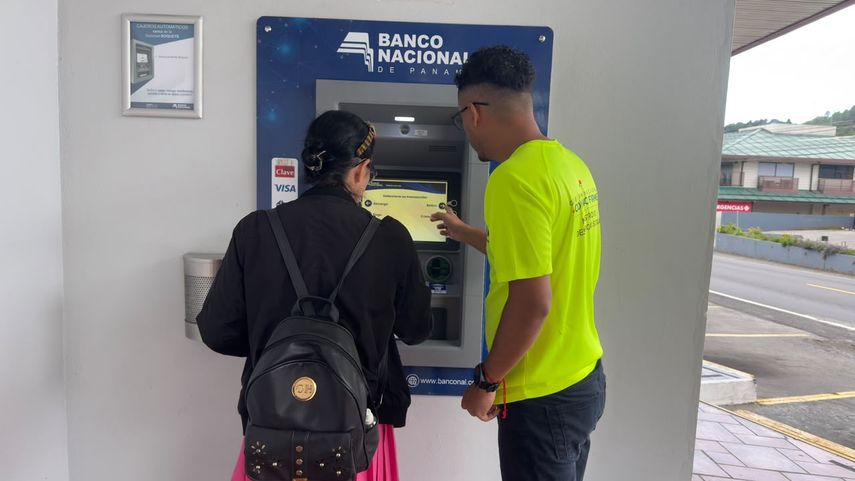 Entrega de tarjetas clave social del MIDES.