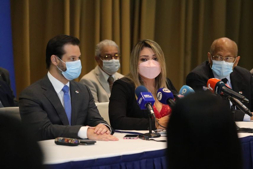 Los ministros de Comercio e Industrias