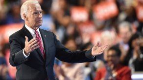 El expresidente de EEUU Biden se defiende de acusación de un beso inapropiado