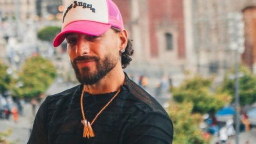 Maluma recorre las calles de México y pasa desapercibido