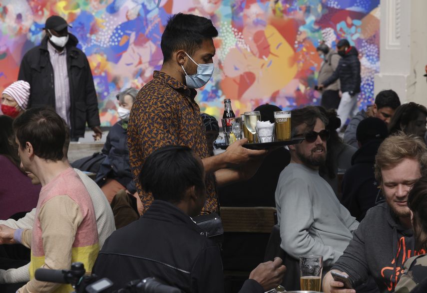 Desde el lunes ya no será necesario presentar un pase de salud para entrar a bares.