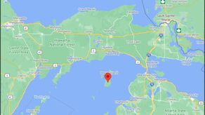 La avioneta, una Britten-Norman bimotor, había despegado en Charlevoix, Michigan, indicó la Administración Federal de Aviación.