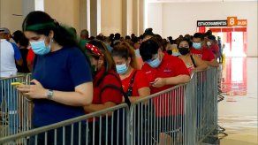 Largas filas en vacunación contra covid-19 por barrido.