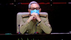 Raúl Castro, que tomó las riendas del país desde que su hermano Fidel enfermó en 2006, se jubiló en abril durante el octavo Congreso del Partido Comunista.