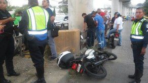 Motorizado cae de un puente en San Miguelito