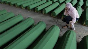 Bosnios entierran a 520 víctimas identificadas en Srebrenica