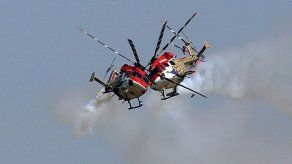 Muere un piloto en el choque de dos helicópteros acrobáticos en la India