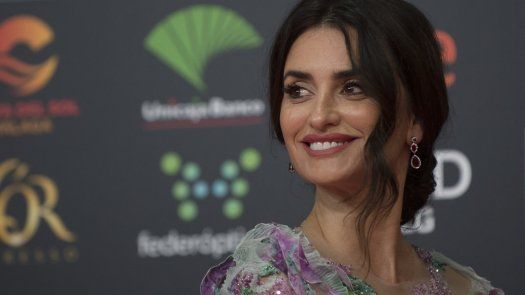 Instagram se disculpa por censurar el póster de la nueva película de Penélope Cruz debido a un pezón