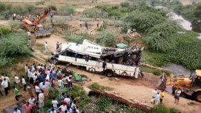 Autobús cae de puente en norte de la India; hay 29 muertos