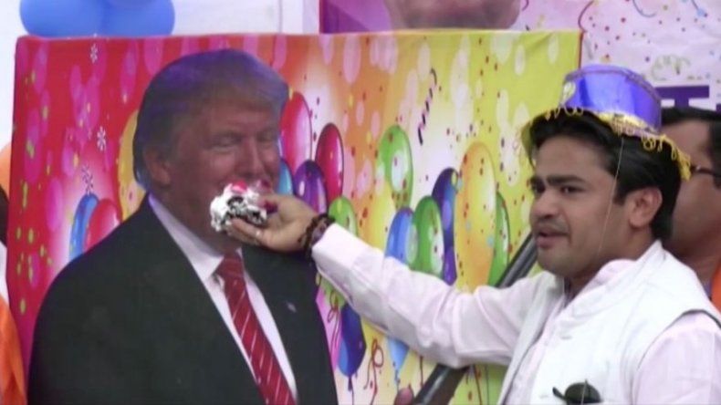 Extrema derecha india celebra cumpleaños del salvador de la humanidad Trump