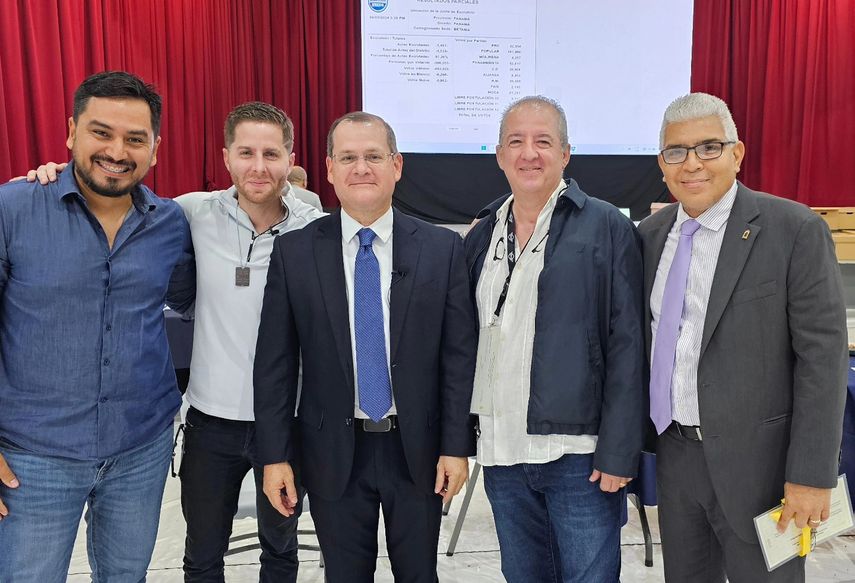 Mayer Mizrachi junto al vicealcalde