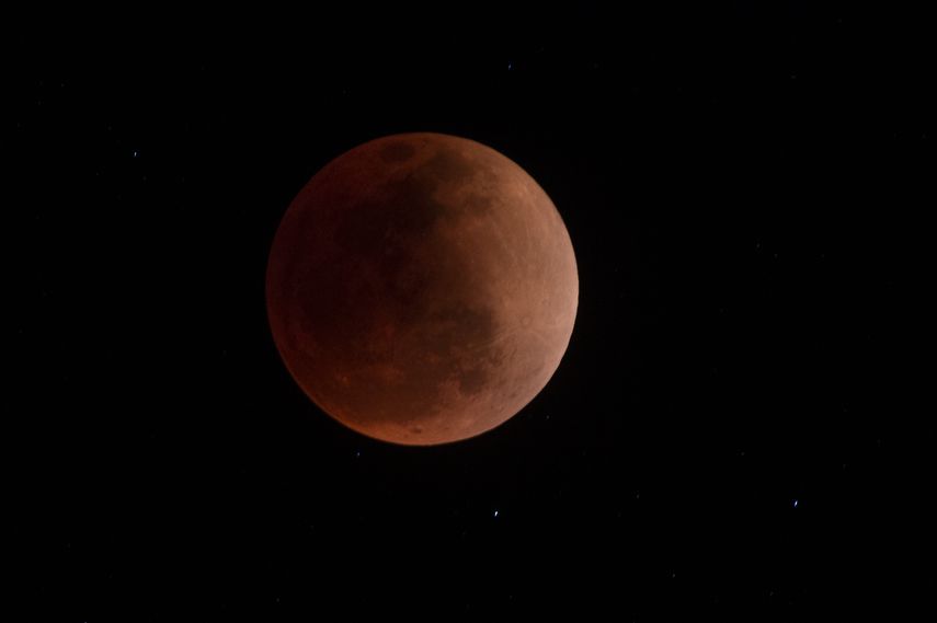 La Luna cuando entra en la sombra que provoca la Tierra hace que el satélite tome un color rojo pálido anaranjado durante una hora y media.