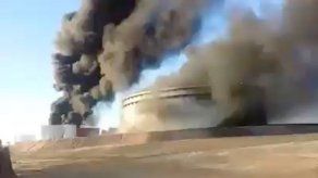 Varios depósitos de petróleo en llamas a causa de los combates en Libia