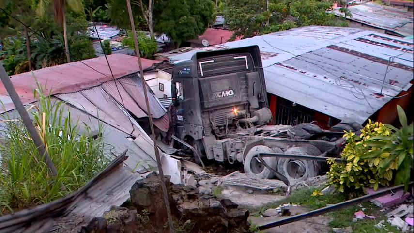 El camión cargado de sacos de cementos quedó dentro de una residencia.