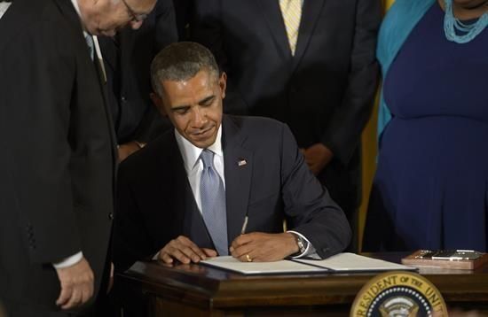 Obama firma decreto que prohíbe discriminación contra empleados LGTB