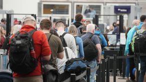 El viernes, más de 2.4 millones de personas pasaron por los controles de seguridad de los aeropuertos. estadounidenses