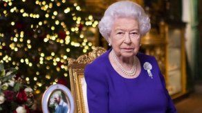 La reina Isabel II y su esposo reciben la vacuna contra la covid