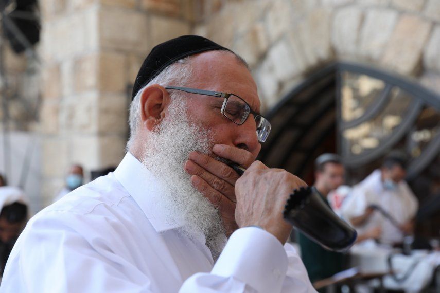 Jerusalem (Israel), 05/09/2021.- An Orthodox Jewish man blows the shofar, a ritual musical instrument made from the horn of a ram, at the Western Wall in the old city of Jerusalem, 05 September 2021. Orthodox Jews perform the Selichot prayers for forgiveness ahead of 'Rosh Hashanah', the traditional Jewish New Year starting this year on 06 September. (Estados Unidos, Jerusalén) EFE/EPA/ABIR SULTAN Jerusalem (Israel), 05/09/2021.- An Orthodox Jewish man blows the shofar, a ritual musical instrument made from the horn of a ram, at the Western Wall in the old city of Jerusalem, 05 September 2021. Orthodox Jews perform the Selichot prayers for forgiveness ahead of 'Rosh Hashanah', the traditional Jewish New Year starting this year on 06 September. (Estados Unidos, Jerusalén) EFE/EPA/ABIR SULTAN
