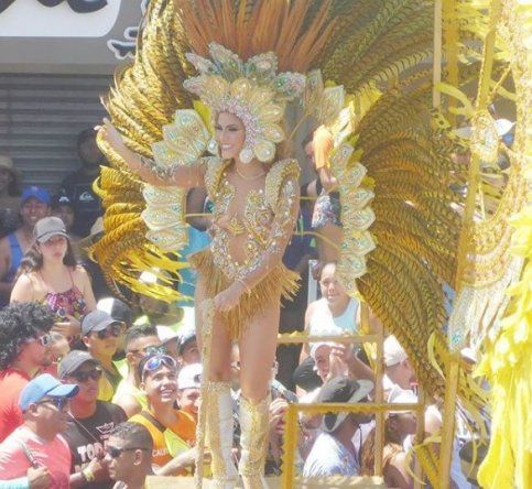 Paseo diurno del domingo de Carnaval en Las Tablas