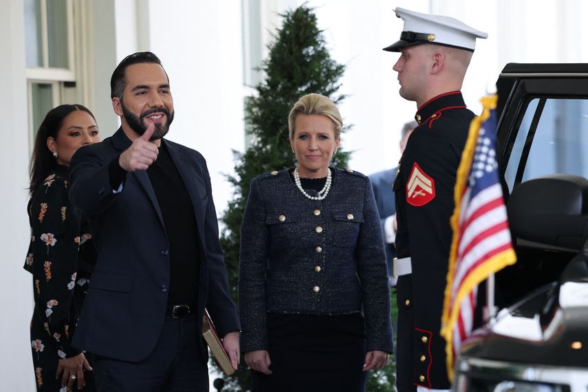 "Tenemos muchas ganas de ayudar", aseguró este lunes en la Casa Blanca el presidente salvadoreño, Nayib Bukele. "Tenemos muchas ganas de ayudar", aseguró este lunes en la Casa Blanca el presidente salvadoreño, Nayib Bukele.
