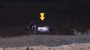 Hombre es encontrado a la orilla del río Juan Díaz durmiendo ¡Tenía que calor!