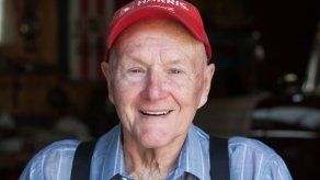 Hombre de Illinois cumple su sueño: Choca auto contra garaje